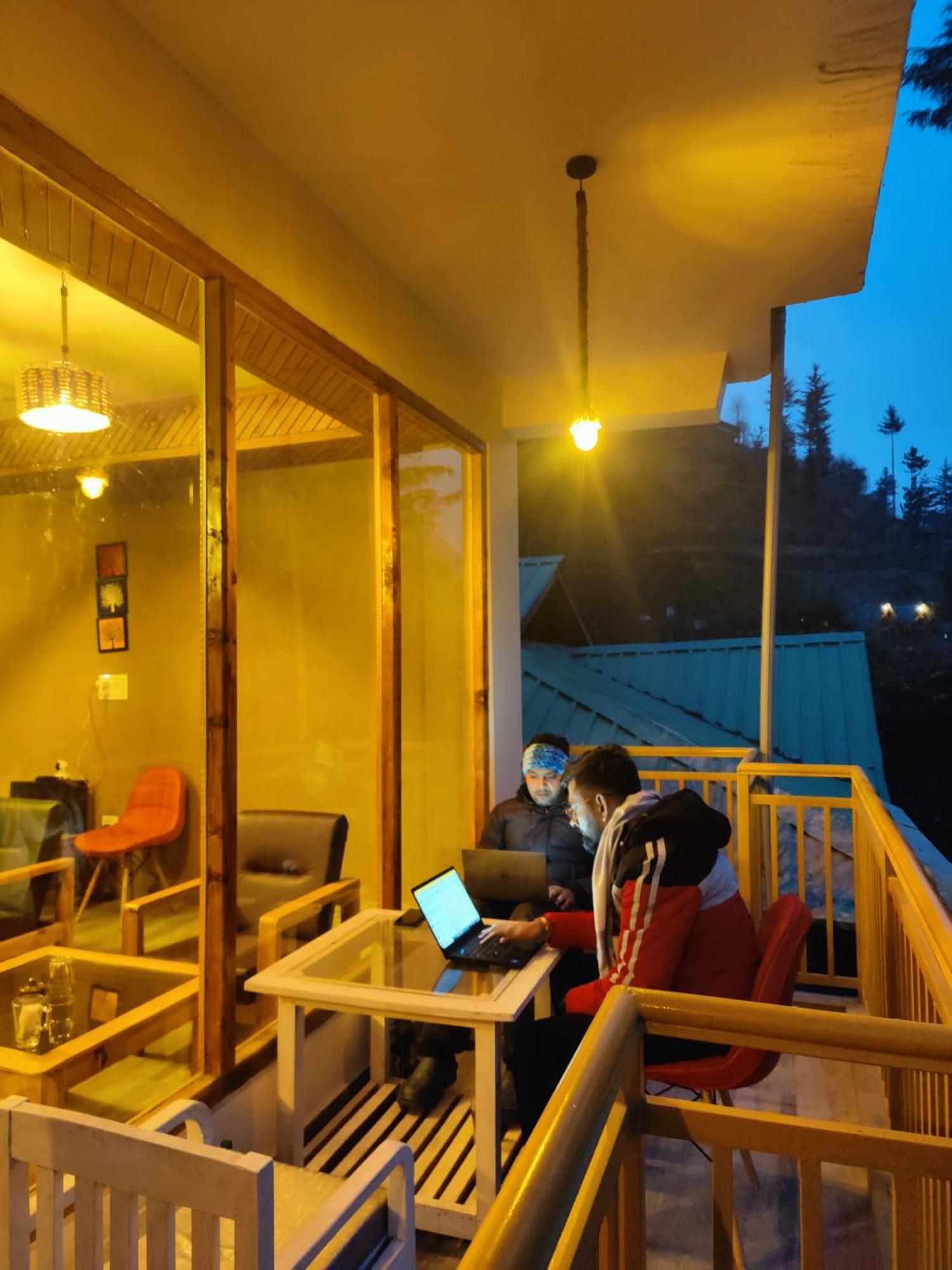 The Woodpecker Inn & Cafe, Jibhi מראה חיצוני תמונה